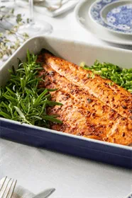 חצי פילה סלמון בעשבי תיבול סרירצ'ה ודבש