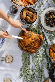 עוף שלם ממולא באורז אושפלאו גזר בצל וצימוקים אוזבקים