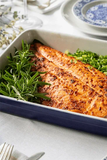 חצי פילה סלמון בעשבי תיבול סרירצ'ה ודבש