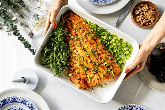 פילה סלמון בעשבי תיבול סרירצ'ה ודבש