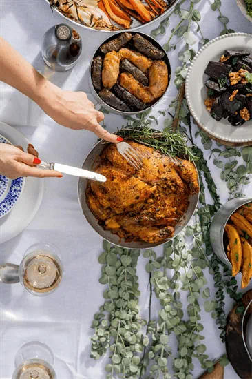 עוף שלם ממולא באורז אושפלאו גזר בצל וצימוקים אוזבקים