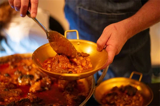 תבשיל בקר בדלעת חומוס זעפרן ושום ירוק